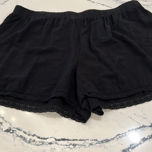 Forever 21 Plus Size Black Rayon Elastic Waist Shorts with Lace Hem sz.2X - Picture 5 of 5